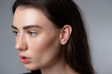 kadın yüzü açık gri renkli ile boşaltmak izole Studio