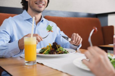 Erkek ve kadın café'de öğle yemeği