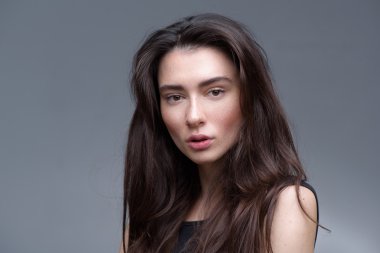 stüdyoda ışık gri arka plan üzerinde izole poz esmer