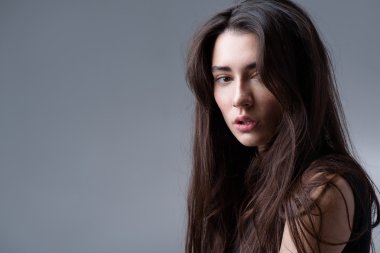 stüdyoda ışık gri arka plan üzerinde izole poz kız