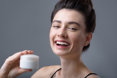 kopya alanı ile gri arka plan üzerinde genç gülümseyen kadın