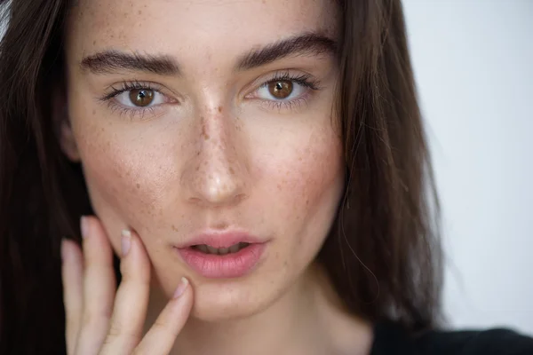 Mooie vrouw gezicht op licht grijze achtergrond — Stockfoto