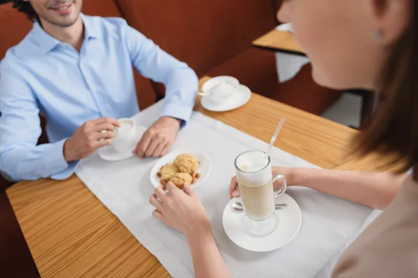 Man och kvinna att ha lunch på café — Stockfoto