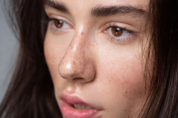 Close up woman facial skin with freckles — Stock Photo, Image