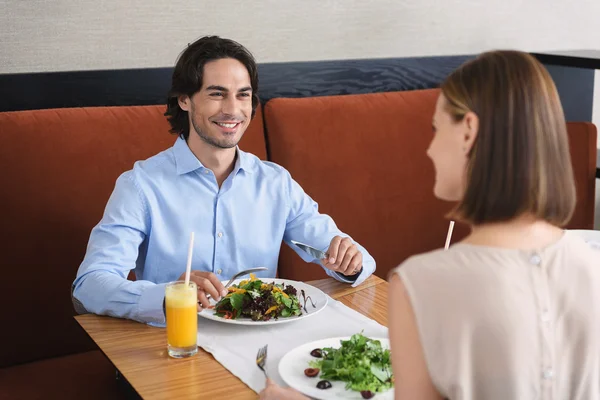 Hombre y mujer almorzando en el café — Foto de Stock