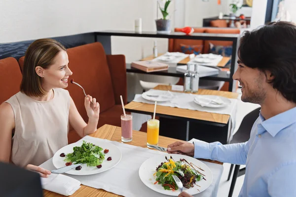 남자와 여자 카페에서 점심을 먹고 — 스톡 사진