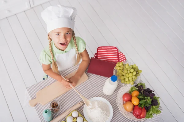 Беззаботный ребенок печет здоровую пищу — стоковое фото