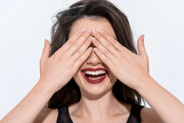 Ellerini gözlerinle kapanış mutlu kız portresi — Stok fotoğraf