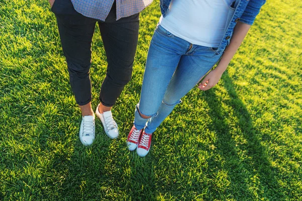 Két barát állt a szabadban cipők — Stock Fotó