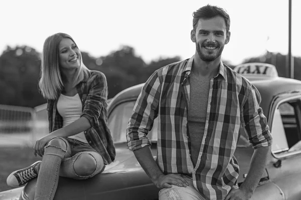 Couple se relaxant ensemble en plein air — Photo