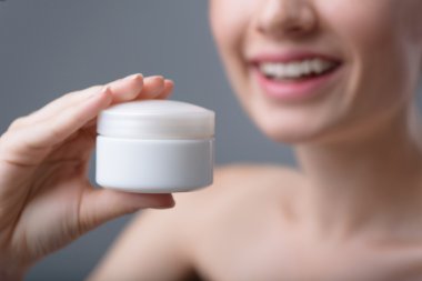 kopya alanı ile gri arka plan üzerinde güzel rahat kadın