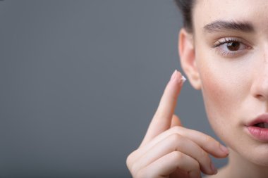 kopya alanı ile gri arka plan üzerinde rahat kız