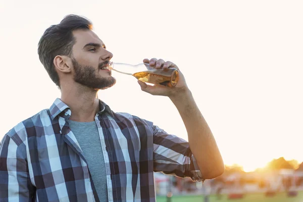 Hipster tomando una copa al aire libre — Foto de Stock