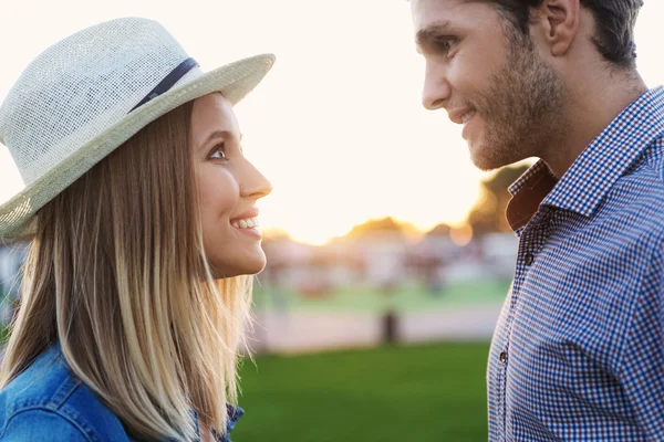 Uomo e donna innamorati — Foto Stock