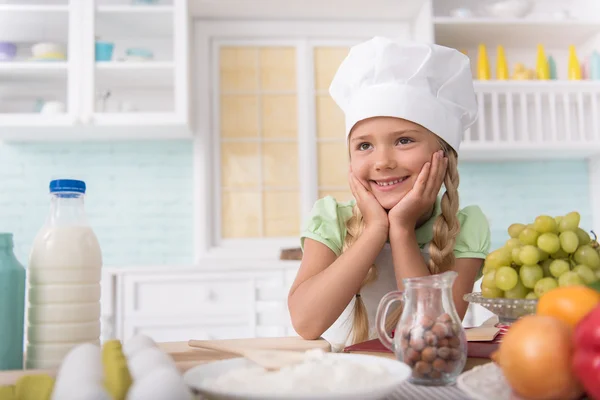 Радостный ребенок любит готовить — стоковое фото