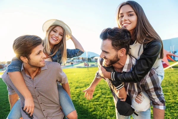 Amigos divirtiéndose en el parque — Foto de Stock