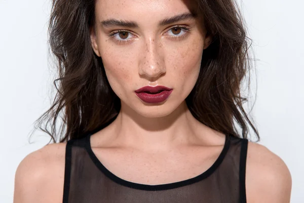 Portrait of a pretty brunette looking into camera — Stock Photo, Image