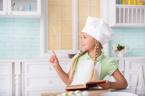 Χαρούμενο παιδί να αποφασίσετε τι να μαγειρέψετε — Φωτογραφία Αρχείου