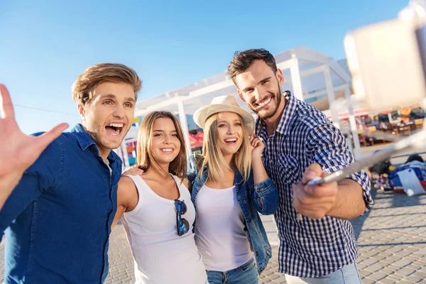 Copains prendre un selfie sur la plage — Photo