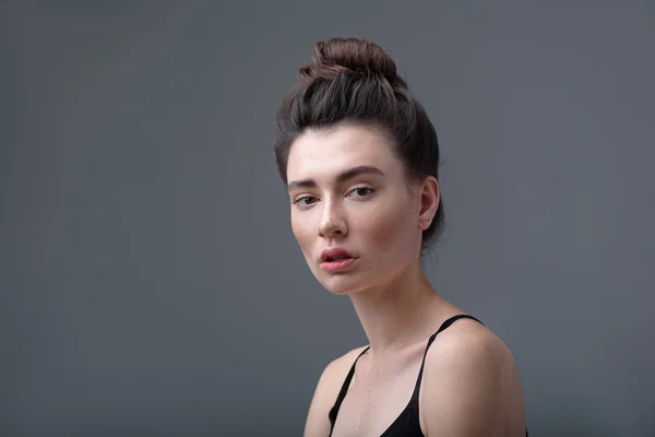 Junge attraktive Frau isoliert auf grauem Hintergrund — Stockfoto
