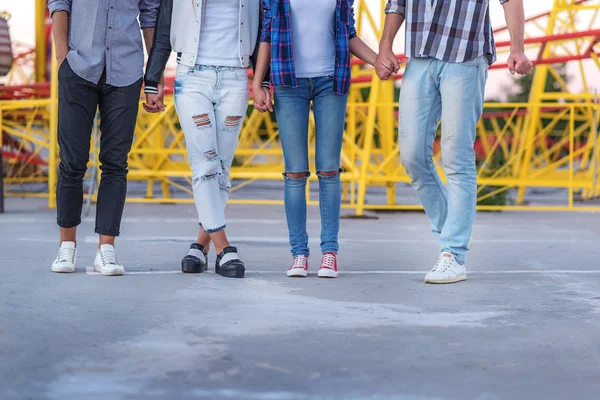 Nohy čtyř lidí na chodníku — Stock fotografie