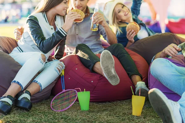 Collega's spreken tijdens de vergadering op poefjes samen buiten — Stockfoto