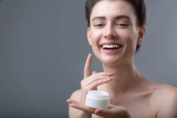 Atraente mulher sorridente retrato no fundo cinza com espaço de cópia — Fotografia de Stock