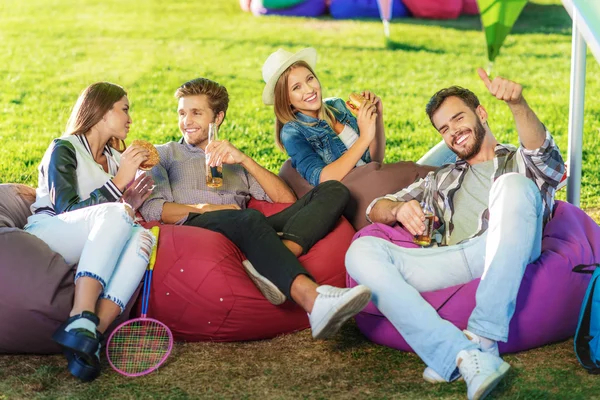 Colegas hablando y bebiendo cerveza al aire libre — Foto de Stock