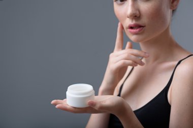 rahat kadın kopya alanı ile gri arka plan üzerinde izole