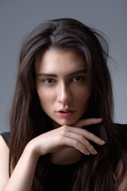 açık gri renkli kadın yüzünü