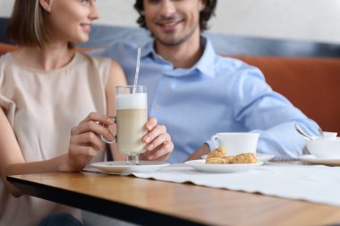 Erkek ve kadın café'de öğle yemeği