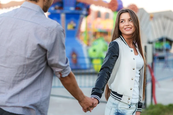 Amabile ragazza guardando il suo fidanzato — Foto Stock