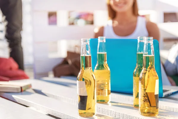 Compañeros celebrando y bebiendo cerveza al aire libre — Foto de Stock