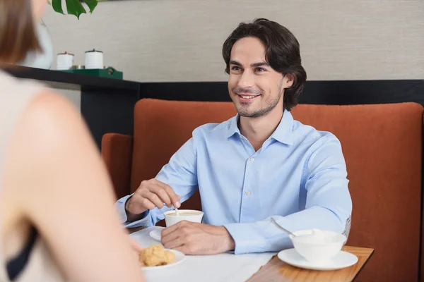 Мужчина и женщина обедают в кафе — стоковое фото