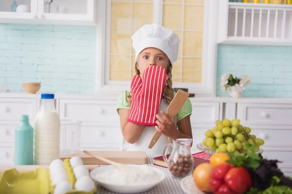 Pretty kid did something wrong in culinary — Stock Photo, Image