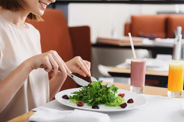 Man en vrouw die na de lunch in café — Stockfoto