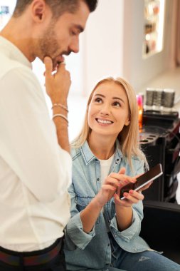 Kuaför müşterisine hizmet ederken kafa yoruyor.