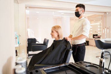 Müşterinin yansımasına bakan adam