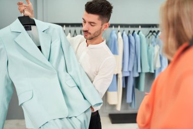 Stilist kıyafet seçmeye yardım ediyor