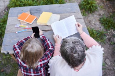 Akıllı telefonunu kullanan bir çocuk.