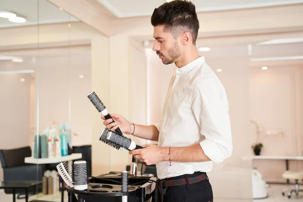 Man choosing hair brush — Stock Photo, Image