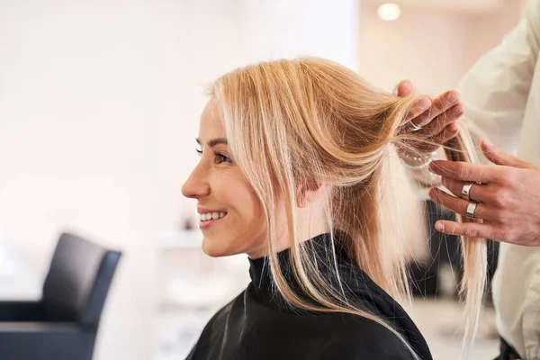 Frau diskutiert mit ihrem Friseur über Frisur — Stockfoto