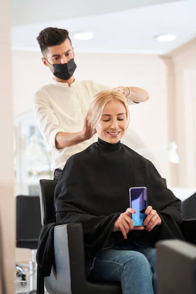 Klant neemt een selfie met haar stylist — Stockfoto