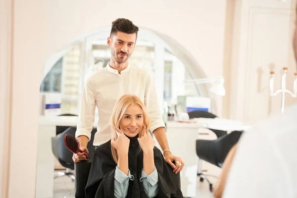 Fryzjer robi fryzurę swojemu klientowi — Zdjęcie stockowe