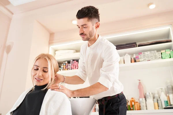 Kuaför müşteriyi saç yıkamaya hazırlıyor. — Stok fotoğraf
