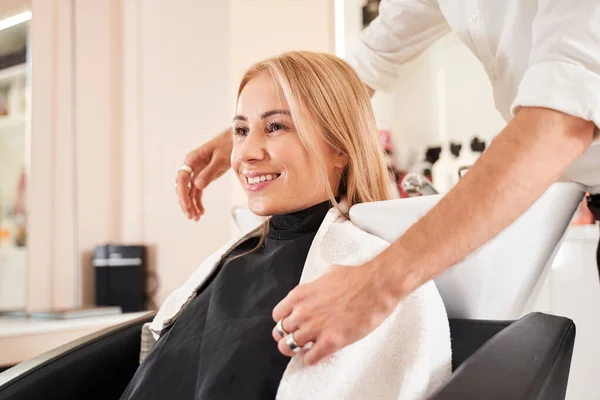 Жінка має процедури догляду за волоссям в салоні краси — стокове фото