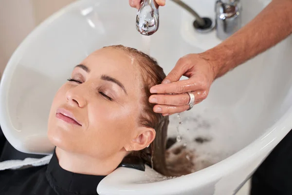 Frau bekommt Haar-Wellness-Behandlung — Stockfoto