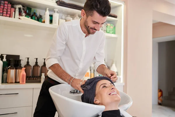 Vrouw ontspannen in de kapperszaak — Stockfoto