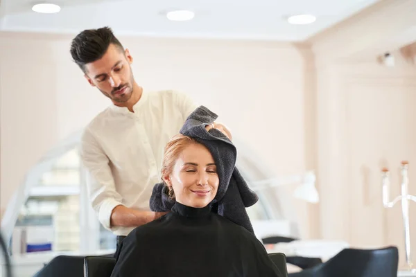Professional hairdresser drying womans hair — Stock Photo, Image