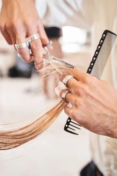 A fodrász levágja egy szőke nő haját. — Stock Fotó